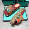 Designer glider tofflor tjocka botten sandaler brev broderi mini dubbel mode lady plattform kilar sandal strand h￶g h￤l sandal 55mm