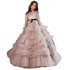 2023 Robes de fille de fleur mignonne en dentelle blanche Petite enfants Princesse Jewel Neck Tulle Applique Puffy Floral Formes Wears Party Communon Pageant Gowns Sweep Train With