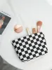 Sacs de rangement de haute qualité Noir Blanc Plaid Cosmétique Sac de grande capacité Lotion Maquillage Brosse Portable Lavage Damier