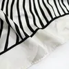 Bufandas de 90 cm Bufanda de seda Mujeres Primavera/Verano 2022 Línea en blanco y negro ola de ondas Impresión cuadrada Turbera de satén al por mayor