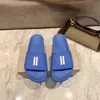 Terlik yeni tasarımcı erkekler slaytlar klasik kauçuk sandalet düz topuk plaj ayakkabıları kadın markası açık hava ayakkabıları yaz çift mektup duş oda ayakkabıları jöle renk lüks