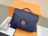 Pochette Metis East West Bag belagd duk pr￤glade l￤derm￶nster axelp￥sar guldf￤rg h￥rdvara S-lock st￤ngning crossbody designer avtagbar justerbar rem