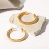 Boucles d'oreilles cerceaux Youthway Metallic textur￩ en forme de C en C en acier inoxydable PVD Gold Bijoux de f￪te ￩tanche plaqu￩e Bijoux Femme