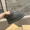 2022 Mini Snow Boots Женщины теплые ботинки зимние классические туфли овчарки ковы кожаная кожаная плюшевые пинетки с мехом Eu35-43