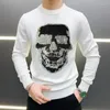 Maglioni da uomo Harajuku Top lavorato a maglia bianco e nero Maglione da uomo di alta qualità girocollo caldo strass teschio sciolto taglia grande