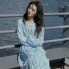 Casual Dresses French Retro Temperament Gentle Jacquard Sea Blue Dress Female V-ringning Ink Floral Spring 2022 Lång kjol