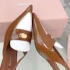 Nyhetsdesigner pekade Toe Cat Heels Sandaler Kvinnor Luxury Läder efter Strappy Hollow out Shoes Lady Covered Toe Sexiga guldmynt Dekoration Midhäl Sandalstorlekar 35-40