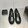 22SS Loafers Dress Shoes Black and White Classic Color Upers Center Logo Decoratie Geniet van de charmante en nobele maat 35-41