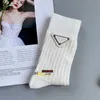 Groothandel herfst winterontwerper sokken dubbellaags leer met ijzeren zwart witte katoenkousen vrouwen sport kousen
