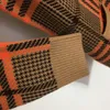 Женские свитеры европейские дизайнерские дизайнерские конструктивные контрастные проверки V-образного с длинным рукавом вязаный кардиган