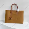 Brown stor kapacitet Tote axelv￤ska designer v￤skor crossbody handv￤skor f￶r kvinnor klassisk ber￶md varum￤rkeskoppling canvas shopping purses 221030