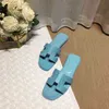 Terlik Ünlü Klasik Düz Topuk Yaz Tasarımcısı Moda Parmak arası Terlik Deri Slaytlar Kadın Ayakkabı Toptan Otel Banyo Terlik Bayanlar Seksi Sandalet 102922H