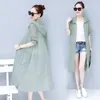 여자 트렌치 코트 UV 태양 보호 옷 여성 후드 느슨한 길고 고품질 선 스크린 셔츠 소매 아이스 실크 실크 여름 통기성 재킷
