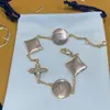 2022 Klassische Blumendesigner Armband Frauen Titanium Stahlbrand Armbänder Modefreund Freundin Geschenk Charme mit Box L103