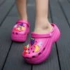 Hausschuhe Sommer Frauen Plattform Garten Sandalen Cartoon Frucht Croc Clogs Ladies Pantoffeln Peitsche auf Mädchen Strand Schuhe Moderutschen 103122h