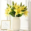 Fleurs décoratives 5pcs / lot PVC Real Touch Silk Lily 3 Têtes Fleur Artificielle Pour La Décoration De La Maison Décor De Mariage Accessoires De Scène Faux Bouquet