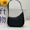 A bolsa de meia lua em linha em couro liso feminino designer com alça de ombro plano e embreagem de fechamento de zíper curvado Tote Suded Lining299x