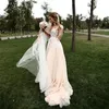 Sexig V-ringning Boho Bröllopsklänning ärmlös a-line rygglösa applikationer klänning sofuge vestido de noiva dubai arabiska suknia slubna