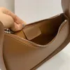 A bolsa de meia lua em linha em couro liso feminino designer com alça de ombro plano e embreagem de fechamento de zíper curvado Tote Suded Lining299x