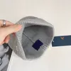 Designer -Marke Frauen Luxus Mütze Cap Herbst und Winter Neuer Brief Sticksticke gestrickt Hut Modetrend Outdoor Wärme