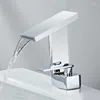 Rubinetti per lavabo da bagno Miscelatore per lavabo in ottone cromato Rubinetti per acqua fredda e acqua montati sul ponte