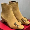 2023 Designer Dames Luxe Chelsea Mode Enkellaarsjes Klassiek Temperament Vierkante Kop Leer Casual Korte Laars Dame Metalen Gesp Zijrits Vierkante Hak Schoenen