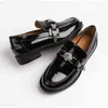 Engelsk stil svart rund tår loafers för kvinnor vår sommar ny designad metall bulk dekoration låg häl kvinnliga plattskor 220711