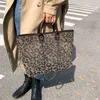 Väskor duk leopard tryck bärbar väska höst vinter ny kedja sling enkel axel underarmgitter stor kapacitet tygväska plånböcker
