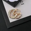 Vintage Luxury Women Designer Brand Letter Broches 18K Chapado en oro Inlay Crystal Rhinestone Jewelry Broche Charm Girls Pin Marry Wedding Party Accesorios de tela
