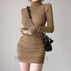 Bruin geribbelde gebreide Turtleneck Ruch -jurken met lange mouwen voor vrouwen Spring bodycon Lady Short Black Sheath Mini Dress