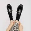 Mocasines de punta redonda negros de estilo inglés para mujer Primavera Verano Nuevo diseño Metal Decoración a granel Tacón bajo Zapatos planos femeninos 220711