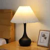 Lampes de table 2022 Lampe LED Chambre à coucher Moderne Minimaliste Haut de gamme Rétro American Chevet