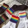 Herrstrumpor Fashionabla Mid-Calf Rainbow Striped Sports Moisture Absorption Andningsbar kort personlig Hip Hop Skate