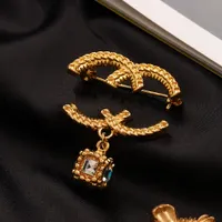 Luxe ontwerp sieraden parel broche vrouwen houden van diamant alfabet ingelegde pin broche fashionpaar kleding accessoires cadeau 18k goud verguld 925 zilver