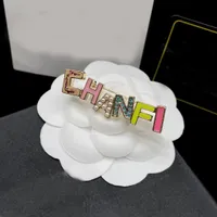 2022 Ny modefärgsbrev Brosches Pearl Emalj Luxur Designer Brosch Pins for Women Party Gift Jewelry