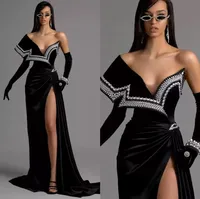 2022 Czarne aksamitne suknie wieczorowe zamiatanie pociągu z syreny na ramię balsame sukienki high szczelinowe perły vestidos formalne sukienki celebrytów