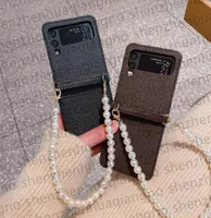 Étuis de téléphone portable pour Samsung Galaxy Z Flip 3 Couverture de cuir de mode de mode Luxury Perle Chain de bracelet Brown Flower Fleurs for SA7683651