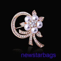 Factory Outlet wholesale brooches Fashionable and fashionable women's brooch pearl rhinestone inlaid banquet dress corsage exquisite