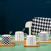 Tassen Nordic Style Paar Schwarz -Weiß -Kaffee -Tasse Star Löffel Keramik mit Bambus Matte Home Line Wasser Europäer