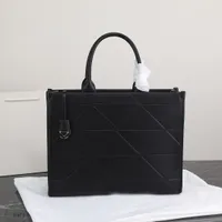 Lyxdesigner Totes läderhandväska med dubbla handtag och interiör nyckelring ikonisk geometrisk triangel crossbody väskor ryggsäck shopping väskor 110407