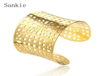أساور Sankie واسعة الكفة أساور للنساء الفولاذ المقاوم للصدأ المجوهرات الذهب لون جوفاء bangle
