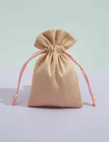 50pcs عالي الجودة من الفانيلا تخزين أكياس المخملية Beadsteacandyjewelry urshring bag for Wedding Christmas Gift Pouches2617657