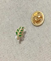 100pcs Mała niestandardowa broch i szpilki odznaka zielony liść Acacia Sprig Masonic Regalia Mason Lapel Pin Akasha Prezent dla Fello7971880