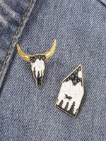 Animal Ox Head Night View Knapsack Brosches Unisex Alloy Mountain Tree Moon Lapel Pins For Camping Travel Emamel Badge Clothes Acc7509772