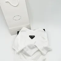 T-shirt de cão de grife de manga curta Moda de animais de estimação de moda de estimação roupas roupas de gato design de gato design de triângulo na moda