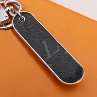 Anahtarlık tasarımcısı moda severler araba anahtar tokası lüks kaykay şekil deri el yapımı karabiner anahtarlıklar erkekler için kadın çantalar kolye anahtarlar mektup güzel güzel