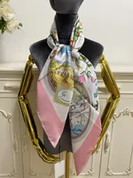 새로운 스타일의 여성 스퀘어 스카프 100% 트라이 실크 재료 화이트 링크 컬러 파인트 글자 꽃 패턴 크기 110cm -110cm