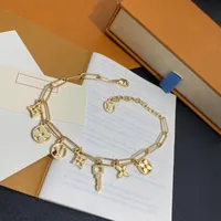 Med ruta 2022 klassiska blommor kvinnor charm armband bleknar aldrig guld lyxarmband 7charms br￶llopsfest designers smycken