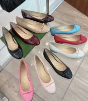 Lässige Schuhe flache alleinige Einzelschuhe Frauen 22 neue Mode mit Leder flachem Mund Ballet Weiche Boden Bogen kleine duftende Schuhe