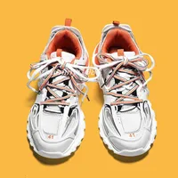 Spor ayakkabıları erkek tasarımcısı Paris B'nin üçüncü nesil baba ayakkabıları kadın izi 3 0 Erkek ve Kadın Boş Zamanlı Sporları LED Işık Gösterimi İnce P8